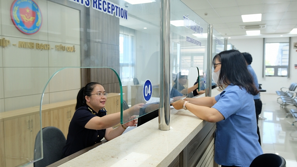Hoạt động nghiệp vụ tại Chi cục Hải quan cửa khẩu sân bay quốc tế Đà Nẵng. ẢNh: N.Linh