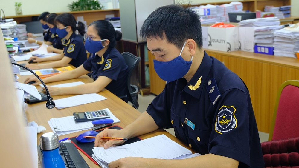 Hoạt động nghiệp vụ tại Chi cục Hải quan cửa khẩu cảng Hải Phòng khu vực 3. Ảnh: N.Linh