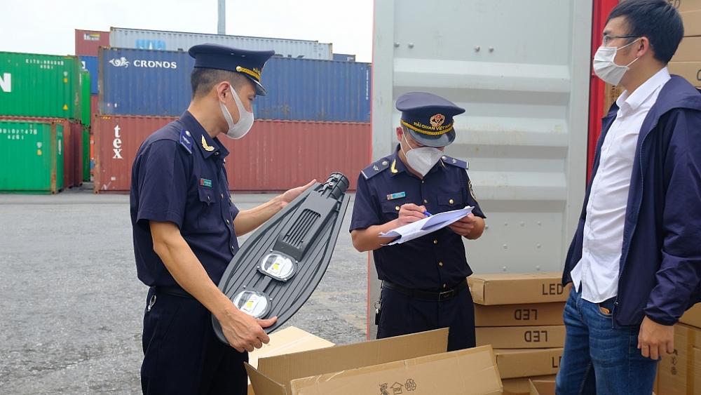 Công chức  Chi cục Hải quan cửa khẩu cảng Hải Phòng khu vực 3 kiểm tra hàng hóa XNK. Ảnh: N.Linh