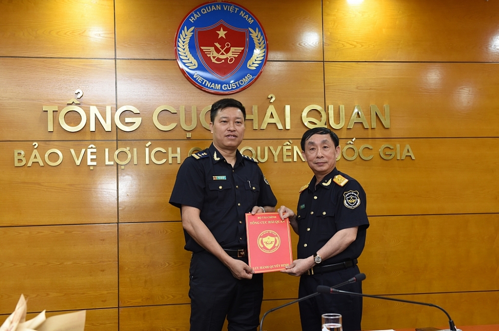 Phó Tổng cục trưởng Hoàng Việt Cường trao quyết định điều động, bổ nhiệm cho ông Bùi Tuấn Hải.