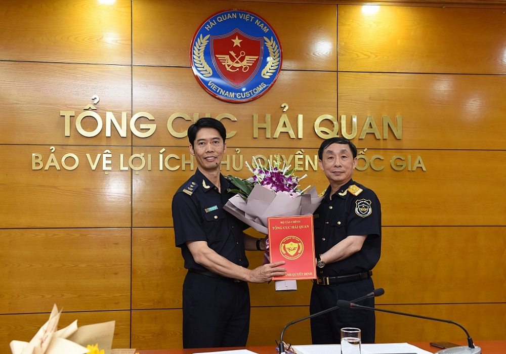 Phó Tổng cục trưởng Hoàng Việt Cường trao quyết định điều động, bổ nhiệm cho ông Trần Quốc Định.