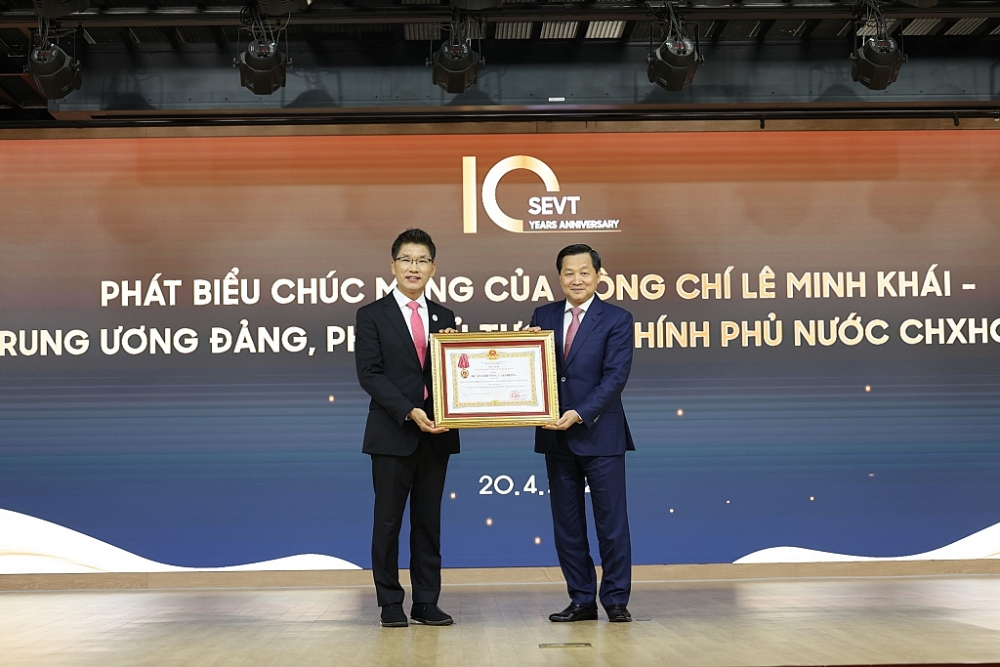 Phó Thủ tướng Chính phủ Lê Minh Khái trao Huân chương Lao động hạng Ba cho SEVT.