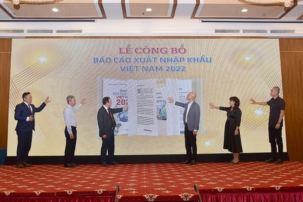 Các đại biểu thực hiện nghi thức công bố Báo cáo xuất nhập khẩu Việt Nam năm 2022.