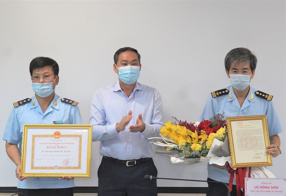 Phó Chủ tịch Thường trực UBND Lê Hồng Sơn trao Thư khen và Bằng khen cho các đơn vị thuộc Cục Hải quan Hà Nội.