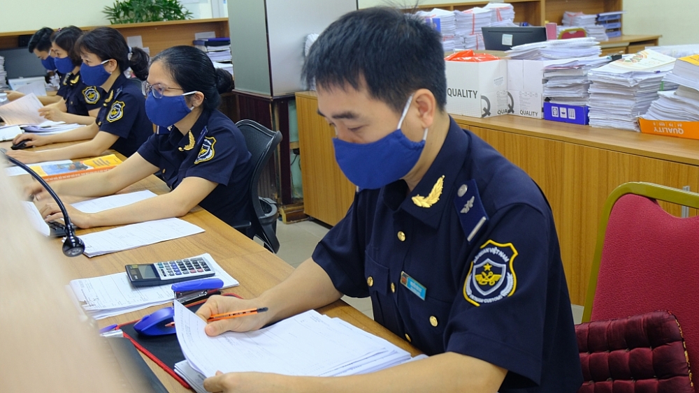 Hoạt động nghiệp vụ tại  Chi cục Hải quan cửa khẩu cảng Hải Phòng khu vực 3. Ảnh: N.Linh