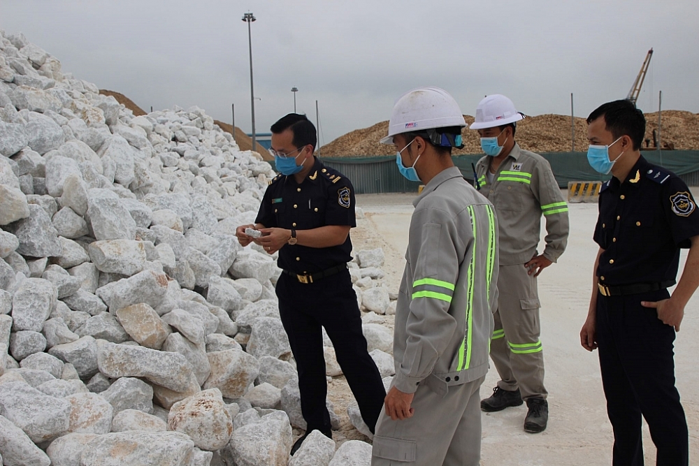 công chức Chi cục Hải quan cửa khẩu cảng Nghi Sơn kiểm tra hàng hóa XNK. Ảnh: HQTH