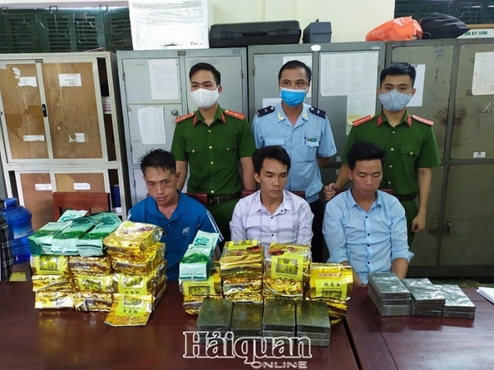 Tặng Giấy khen cho 4 cá nhân có thành tích trong vụ bắt giữ ma túy tại Nghệ An