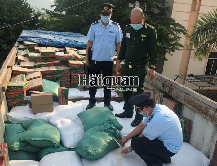 Tổng cục trưởng tặng giấy khen vụ bắt giữ 57,4 tấn gạo xuất lậu