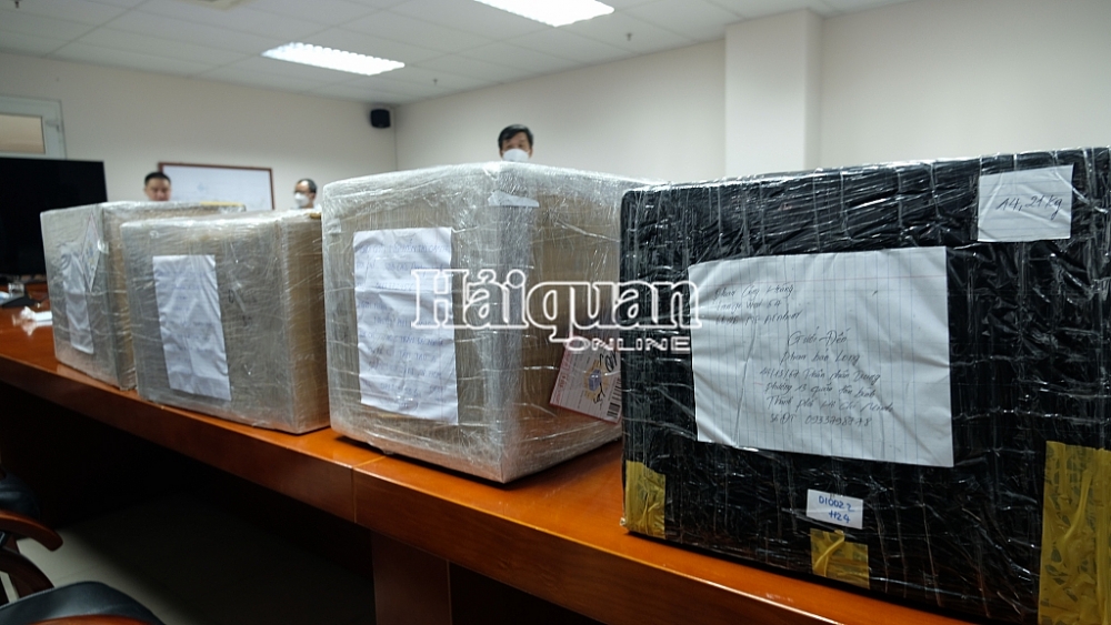 Các lực lượng chức năng đã phát hiện 13 kiện hàng từ Hà Lan gửi về: Hà Nội,Hải Dương, Bình Dương và Thành phố Hồ Chí Minh có các dấu hiệu nghi vấn. Ảnh: N.L