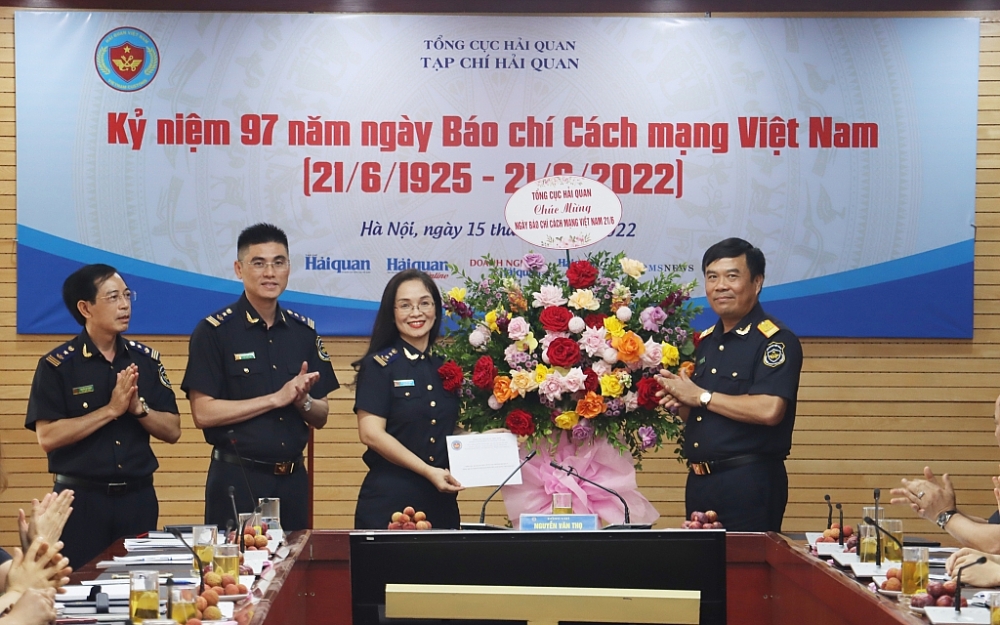 Phó Tổng cục trưởng Nguyễn Văn Thọ tặng hoa chúc mừng Báo Hải quan. Ảnh: Quang Hùng.