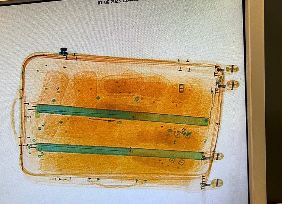 Phát hiện thủ đoạn giấu cocain tinh vi trong đế dép, đáy valy vận chuyển qua đường hàng không