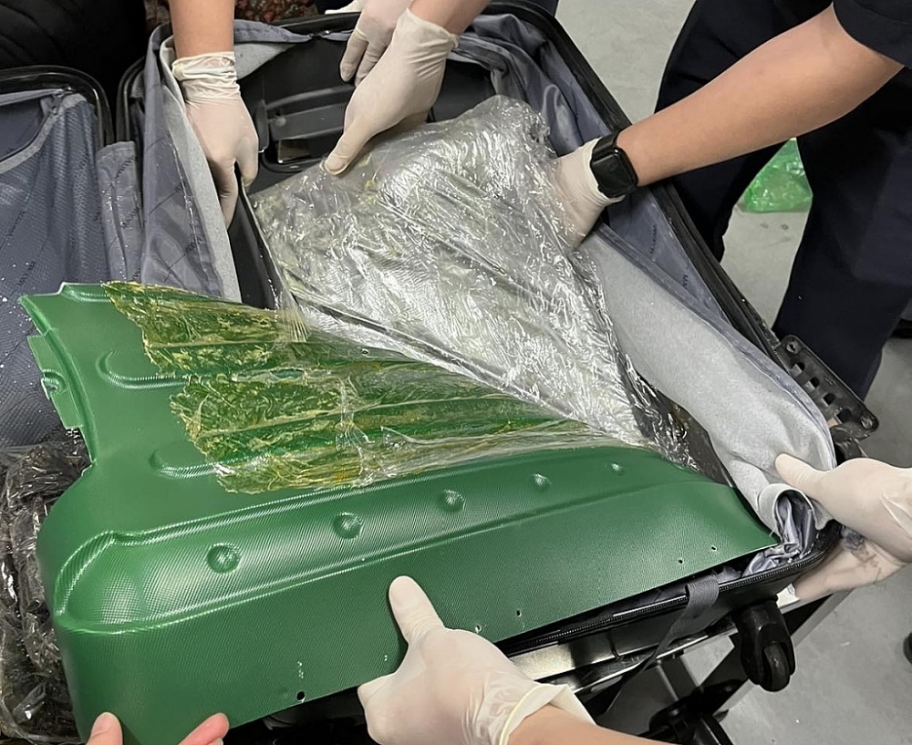 Phát hiện thủ đoạn giấu cocain tinh vi trong đế dép, đáy valy vận chuyển qua đường hàng không