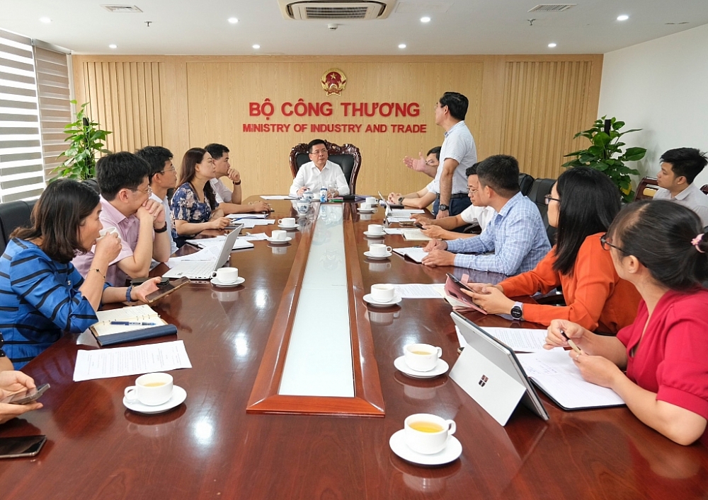 Bộ trưởng Bộ Công Thương Nguyễn Hồng Diên đã có buổi làm việc với đoàn thanh tra chuyên ngành về quản lý và cung ứng điện của Tập đoàn Điện lực Việt Nam (EVN).