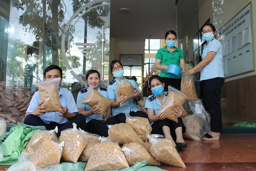 Hải quan Thanh Hóa ủng hộ gần 1 tấn hàng khô cho TP Hồ Chí Minh