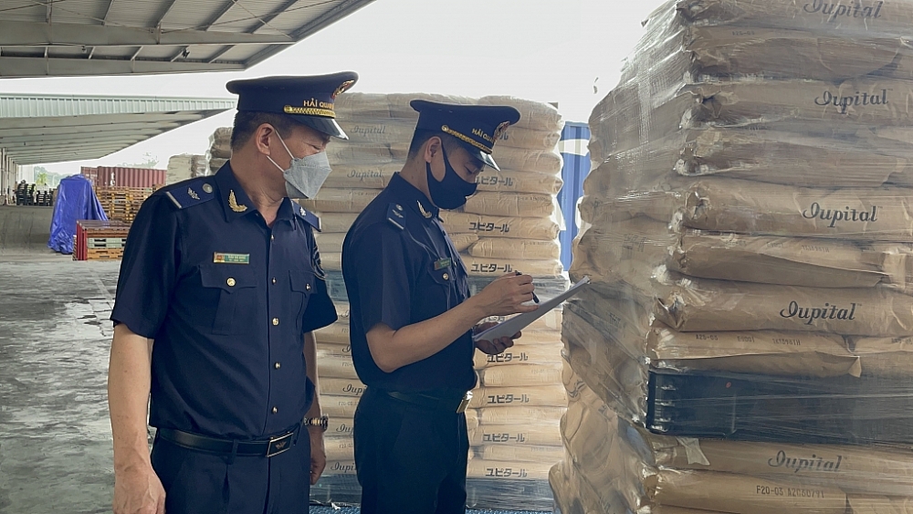 Công chức Chi cục Hải quan KCN Bắc Thăng Long kiểm tra hàng hóa XNK. Ảnh: N.Linh