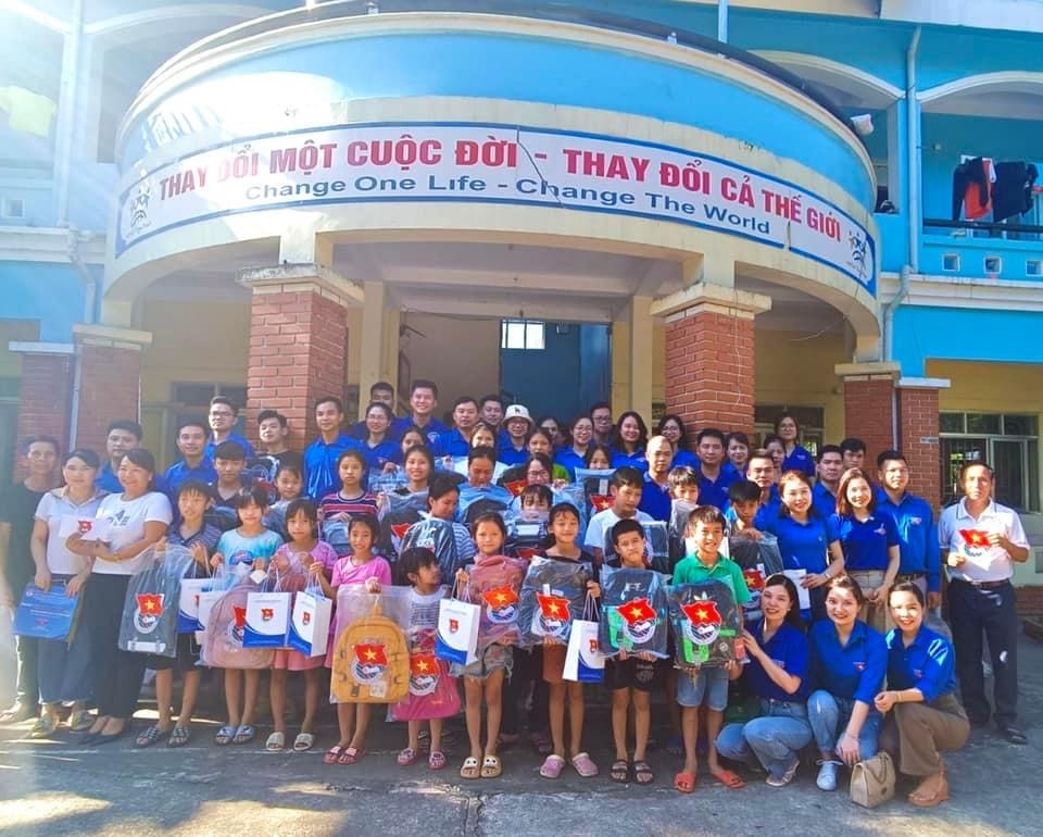 Đoàn Thanh niên Cục Hải quan Thanh Hóa đã phối hợp cùng các đoàn khối cơ quan và doanh nghiệp tỉnh, UBND thị xã Nghi Sơn tổ chức chương trình “Thanh niên kết nối, tri ân, chung tay vì cộng đồng”. 