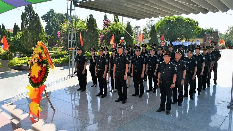 Cục Hải quan Đà Nẵng trang trọng tổ chức Lễ Dâng hương các anh hùng liệt sĩ tại Nghĩa trang Liệt sĩ thành phố Đà Nẵng