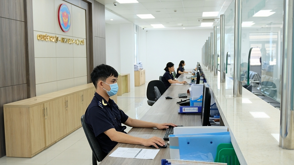 Hoạt động nghiệp vụ của Công chức Chi cục Hải quan cửa khẩu sân bay quốc tế Đà Nẵng. Ảnh: Thùy Linh