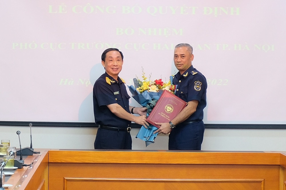 Phó Tổng cục trưởng Tổng cục Hải quan Hoàng Việt Cường (trái) trao quyết định bổ nhiệm đối với tân Phó Cục trưởng Cục Hải quan Hà Nội Phan Quốc Đông. Ảnh: N.Linh