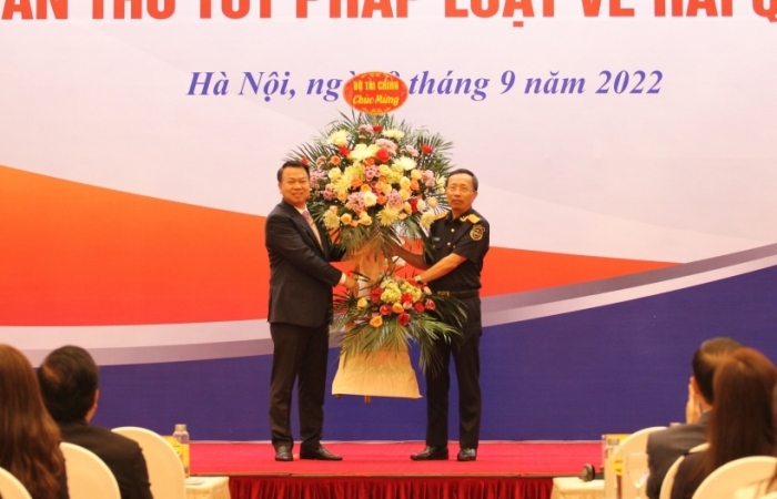 Thứ trưởng Bộ Tài chính tặng hoa chúc mừng ngành Hải quan nhân dịp 77 năm thành lập