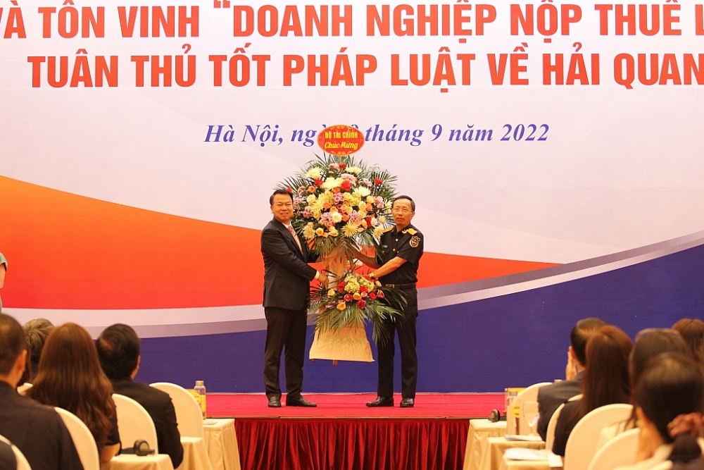 Tổng cục trưởng Tổng cục Hải quan Nguyễn Văn Cẩn nhận lẵng hoa chúc mừng của Thứ trưởng Bộ Tài chính. Ảnh: 