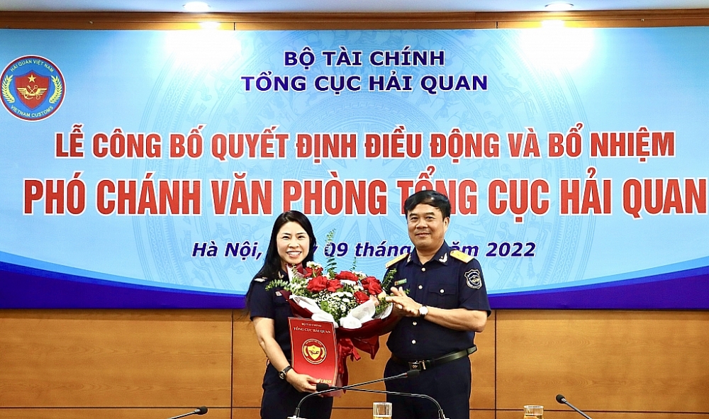 Phó Tổng cục trưởng Lưu Mạnh Tưởng trao quyết định cho tân Phó 