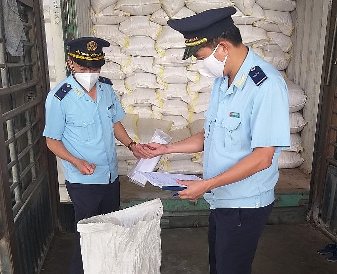 Công chức Chi cục Hải quan cửa khẩu quốc tế Thanh Thủy (Hà Giang) kiểm tra thực tế hàng hóa. 