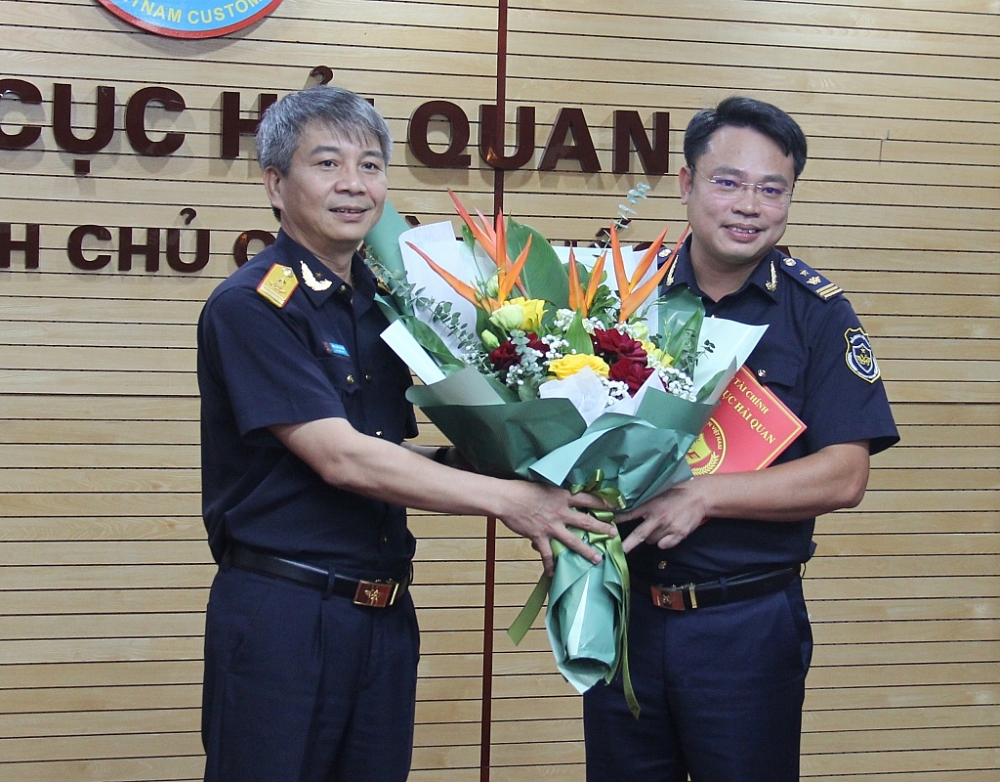 Phó Tổng cục trưởng Tổng cục Hải quan Mai Xuân Thành trao quyết định bổ nhiệm cho tân Phó Cục trưởng Cục Giám sát quản lý về hải quan.