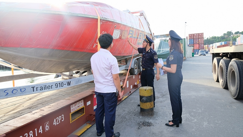 Công chức Chi cục Hải quan cửa khẩu cảng Đà Nẵng kiểm tra hàng hóa XNK. Ảnh: N.Linh
