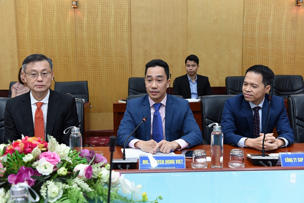 Ông Nguyễn Hồng Việt, Tổng Giám Đốc SAP Việt Nam (giữa) cam kết hợp tác chặt chẽ với Tổng cục Hải quan trong việc ứng dụng công nghệ.