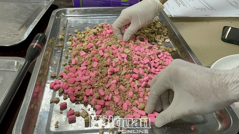 Lực lượng chức năng kiểm đếm tang vật. Lực lượng chức năng kiểm đếm tang vật.