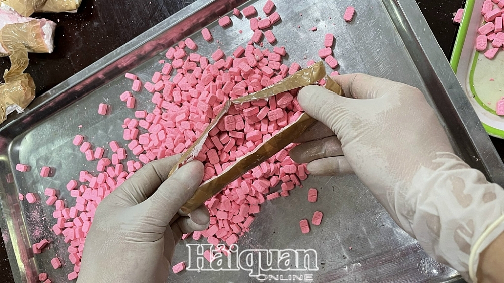 Cận cảnh vụ phát hiện khoảng 7,8 kg nghi ma túy tổng hợp Cận cảnh vụ phát hiện khoảng 7,8 kg nghi ma túy tổng hợp