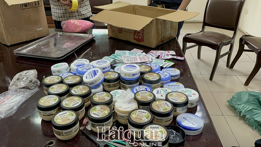 Dưới vỏ bọc là các hộp dầu gội, dưỡng da, chăm sóc tóc... Dưới vỏ bọc là các hộp dầu gội, dưỡng da, chăm sóc tóc...