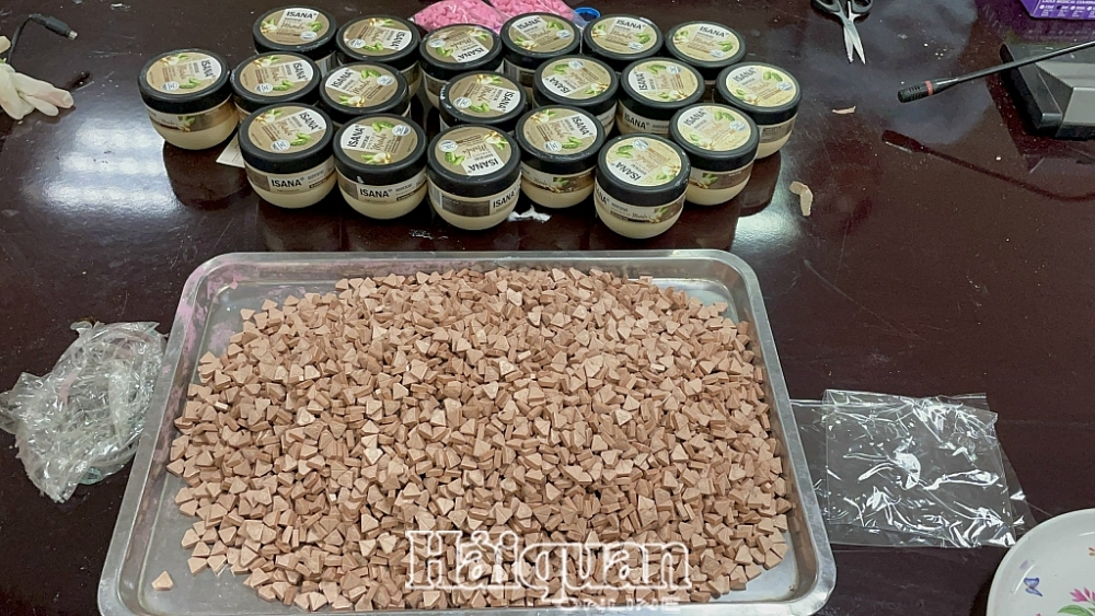 Là rất nhiều viên nén nghi ma túy tổng hợp (MDMA) Là rất nhiều viên nén nghi ma túy tổng hợp (MDMA)