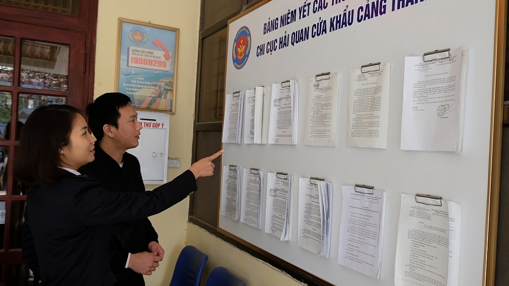 Công chức Chi cục Hải quan cửa khẩu cảng Thanh Hóa hướng dẫn tra cứu chính sách pháp luật mới.