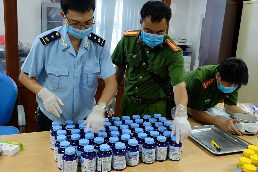 Lực lượng chức năng kiểm đếm số tang vật ma túy trong chuyên án EM 620 tháng 7/2020 tại Chi cục Hải quan cửa khẩu sân bay quốc tế Nội Bài. Ảnh: N.Linh