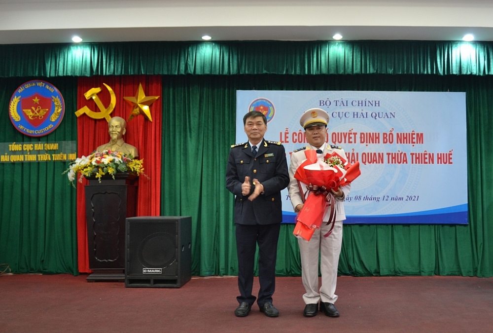 Cục trưởng Lê Chí Hồng trao quyết định và tặng hoa chúc mừng tân  Phó Cục trưởng Đỗ Hoàng Dương. Ảnh: Hải Yến