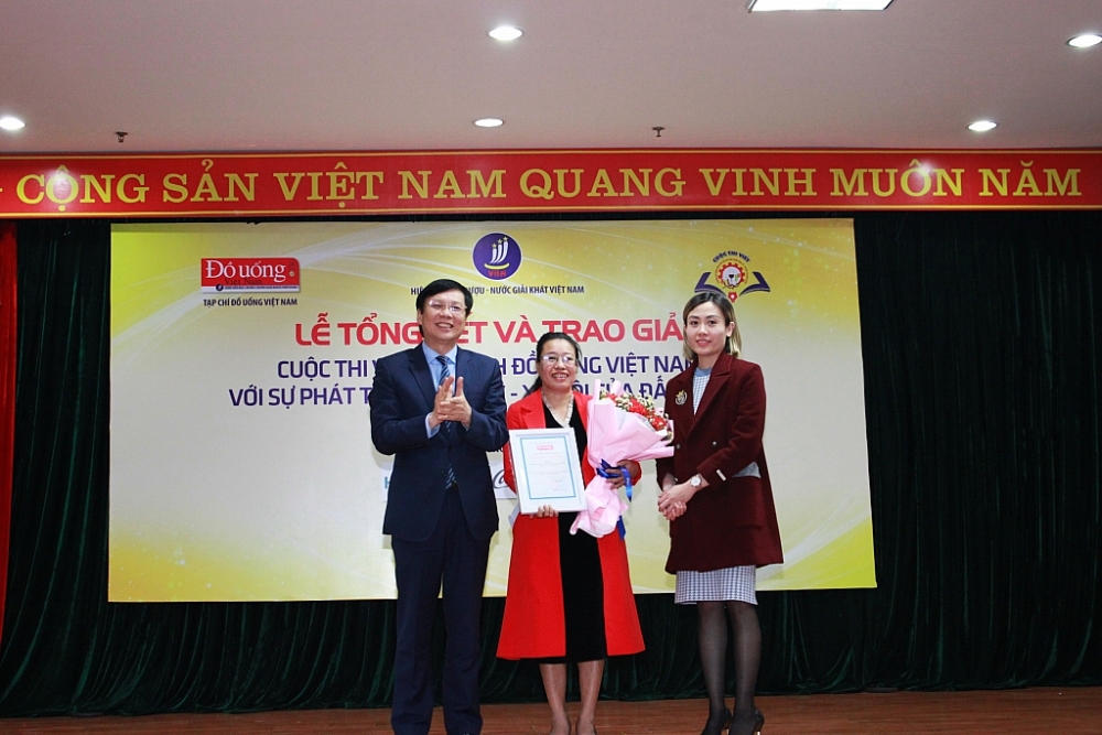 Ban tổ chức trao giải A cho tác giả Lê Thị Thu Thanh với tác phẩm “Ngành Đồ uống Việt Nam lớn mạnh cùng đất nước”.
