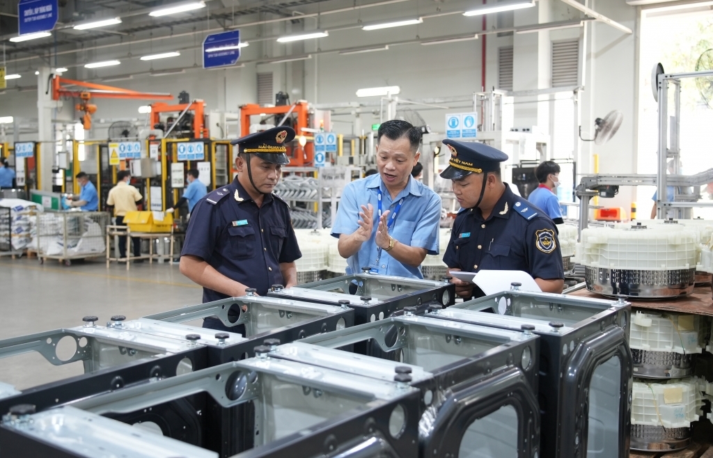 Phế liệu thép không gỉ có nguồn gốc từ nguyên liệu NK có được miễn thuế XK?