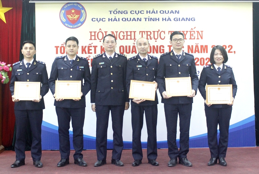 Lãnh đạo Cục Hải quan tỉnh Hà Giang trao Giấy khen của Tổng cục Hải quan cho các cá nhân có thành tích xuất sắc. Ảnh: BHG