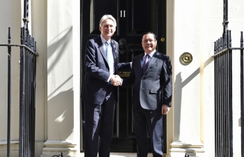 Bộ trưởng Đinh Tiến Dũng hội đàm với Bộ trưởng Bộ Ngân khố Vương quốc Anh