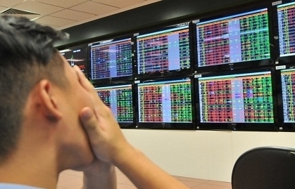 Thị trường chứng khoán “rơi” mạnh ngay từ đầu tuần