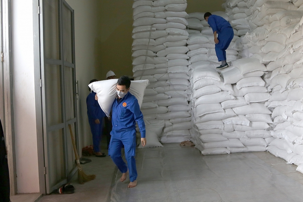 Khẩn trương xuất cấp gạo dự trữ tới tay người dân gặp khó khăn do dịch bệnh Covid-19