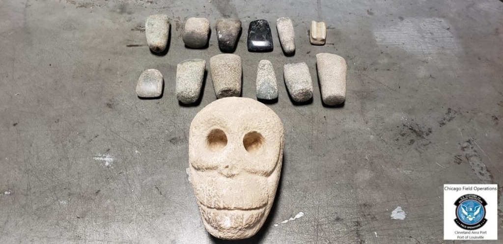 Hộp sọ và cổ vật ẩn lậu trong lô hàng NK