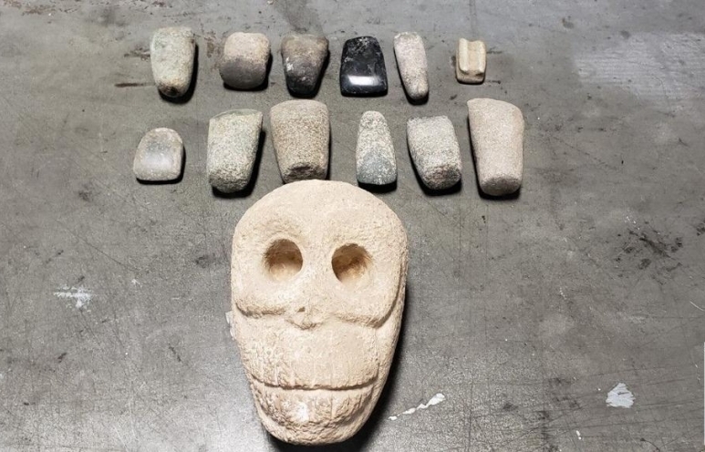 Hộp sọ và cổ vật ẩn lậu trong lô hàng NK