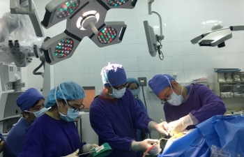 Lần đầu tiên tại Việt Nam bệnh nhân vừa phẫu thuật vừa… hát