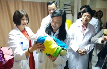 Bộ trưởng Y tế chúc Tết và tặng quà bệnh nhân tại 3 bệnh viện đêm Giao thừa