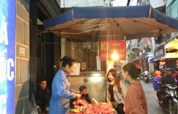 Giá thịt lợn tại chợ truyền thống giảm, siêu thị giữ ổn định