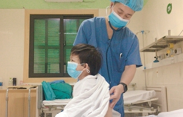 Bệnh nhi ghép tim nhỏ tuổi nhất Việt Nam được xuất viện