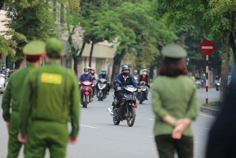 ngay thu 9 cach ly xa hoi nguoi dan ao ao do ra duong